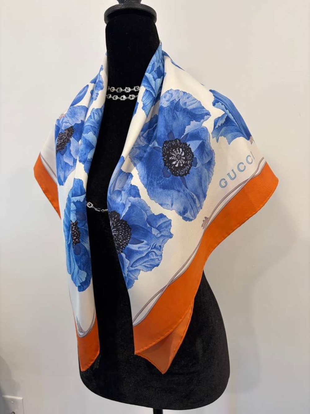 Gucci Silk Scarf 90 Carré Floral Orange Cream Hand Rolled - Picture 4 of 9